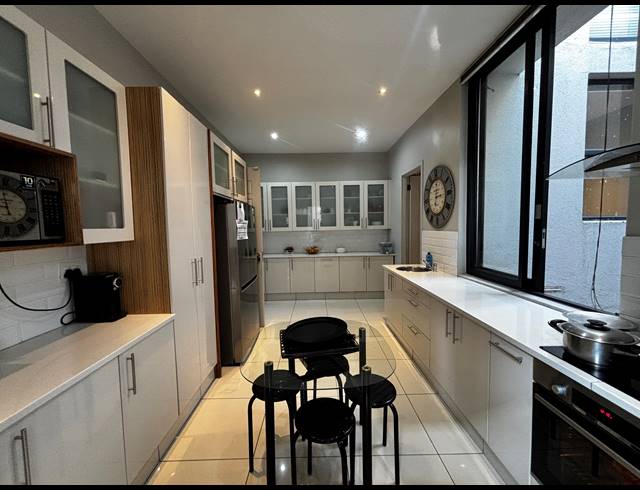 3 BEDROOM CLUSTER FOR SALE IN HOUGHTON ESTATE